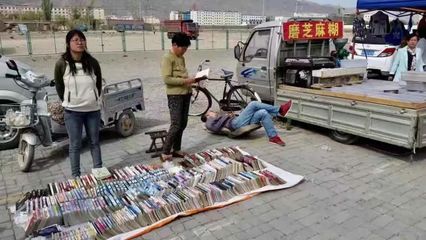 雨伞做摊位，当街租画室 街上还能卖些什么？——摊位出租，创新多元化形式是关键